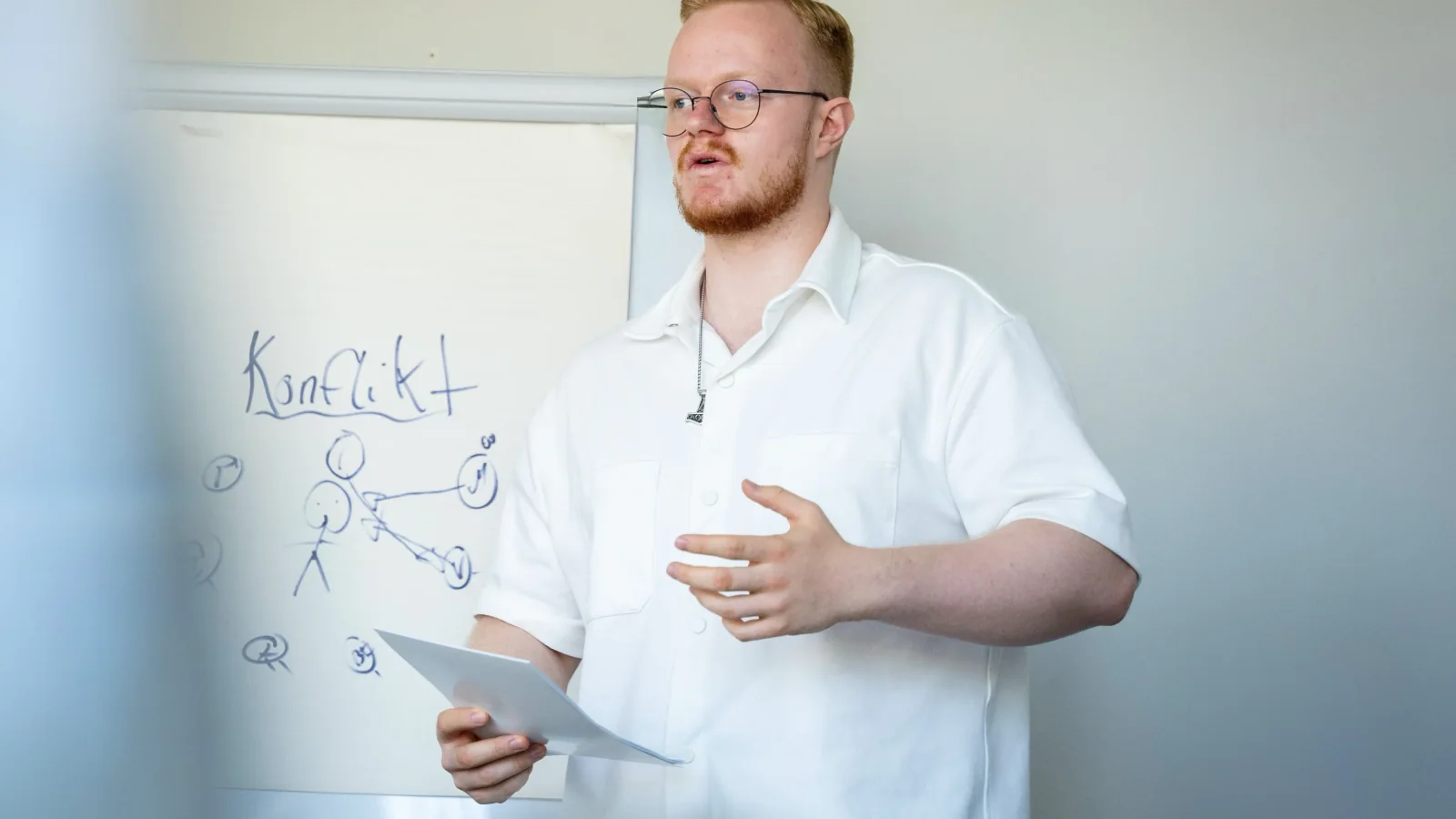 Simon Kröner erklärt an einem Whiteboard einen Prozess als Symbol für klare Abläufe auf Websites