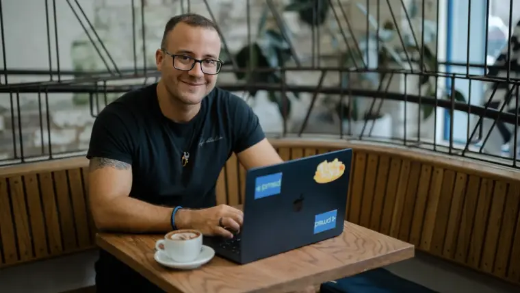 Per Starke arbeitet am Laptop in einem Café