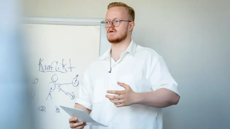 Simon Kröner bei einer Strategie-Session am Whiteboard