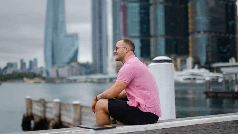 Per Starke sitzt am Hafen und blickt nach vorne als Symbol für prägende Website-Momente