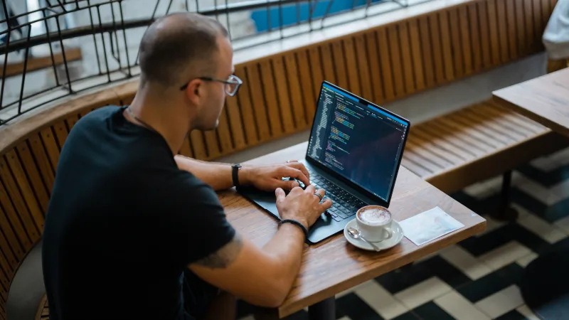 Per Starke arbeitet am Laptop als Symbol für technische SEO-Struktur und lokale Sichtbarkeit