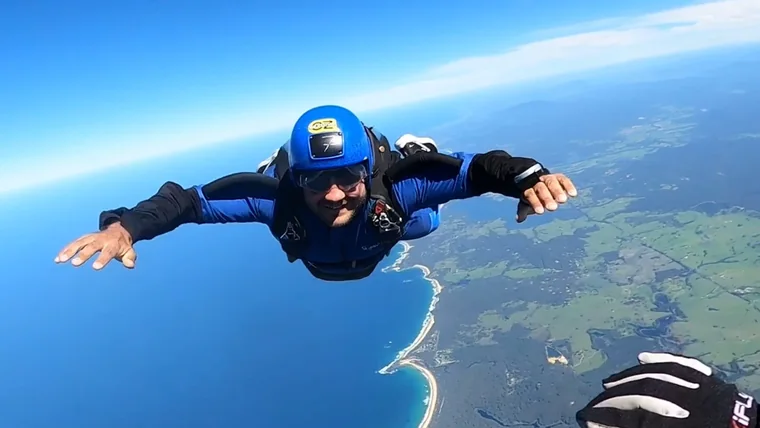 Per Starke beim Solo-Skydiving über der Küste
