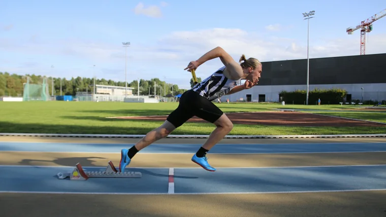 Sprinter im Startblock kurz vor dem Start, Explosivität, die auf Technik aufbaut