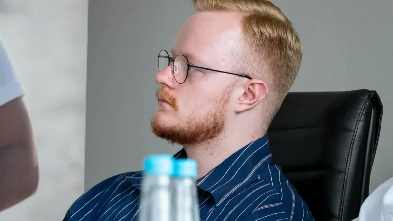 Simon Kröner hört in einem persönlichen Strategiegespräch aufmerksam zu