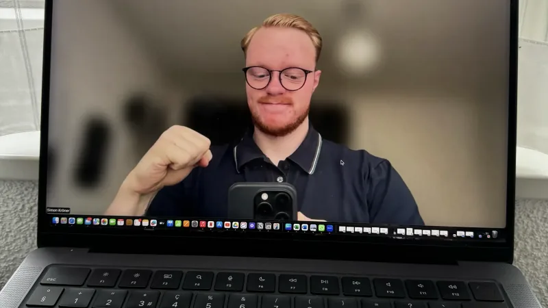 Simon Kröner in einem digitalen Projektgespräch auf einem Laptop