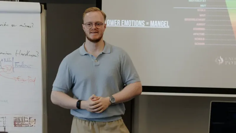 Simon Kröner im Strategie-Workshop als Symbol für Qualitätsarbeit bei KMU-Websites