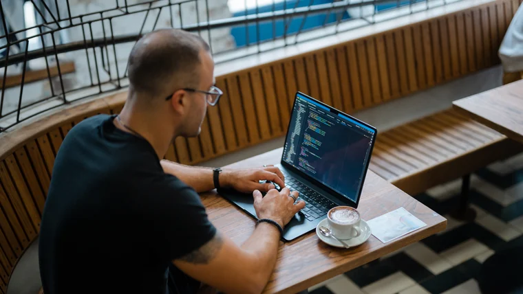 Drei Wege zur Website im Vergleich: Baukasten, WordPress und Custom Code