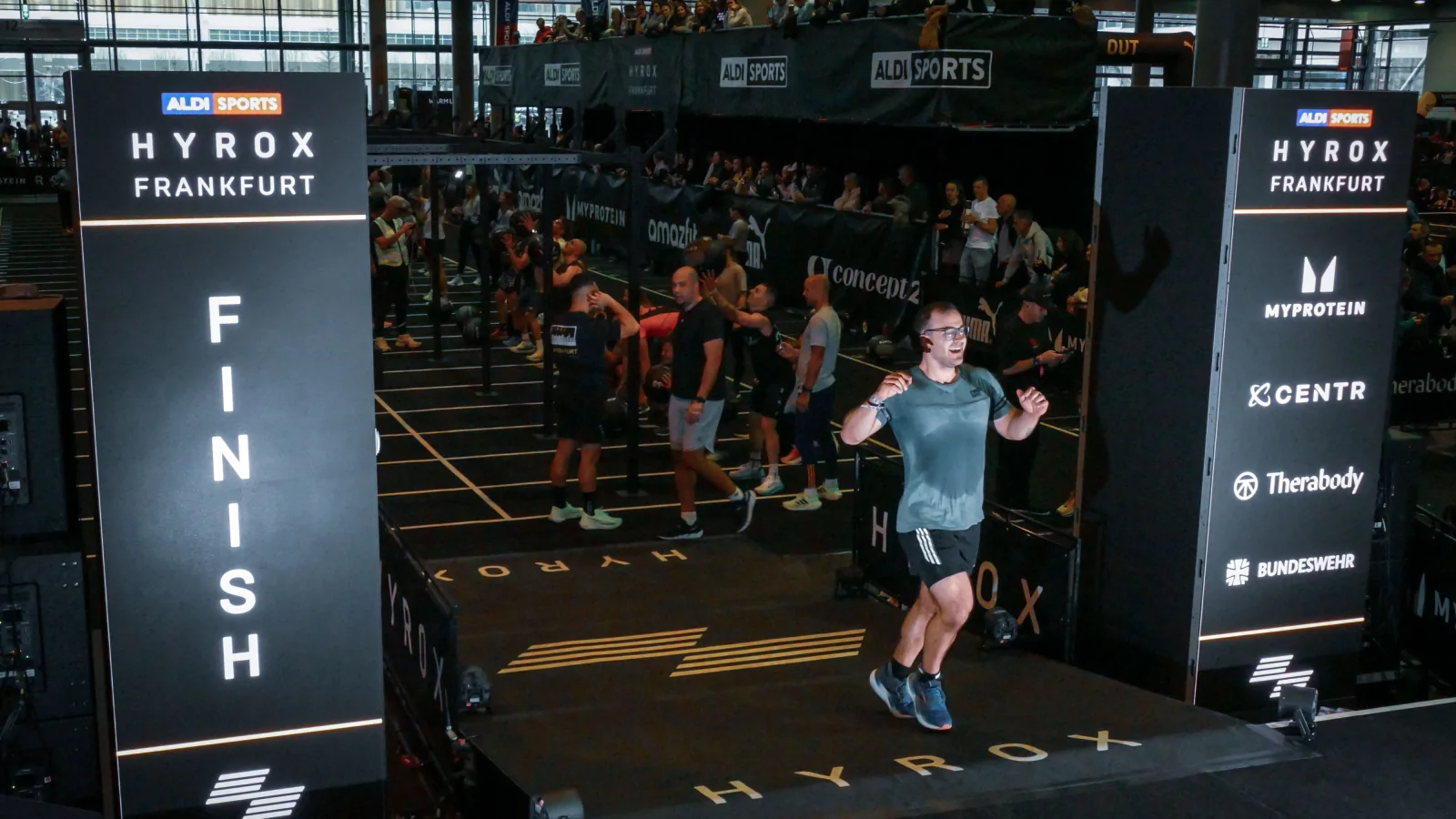 Athlet im Zielbereich eines HYROX-Events als Bild für Fitnessstudio-Websites, die den Weg zum Probetraining verkürzen