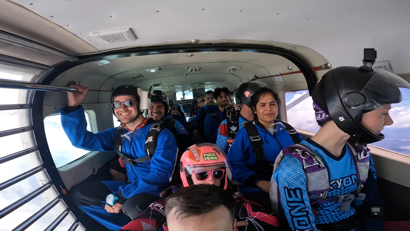 Per Starke und andere Skydiver im Flugzeug vor dem Sprung