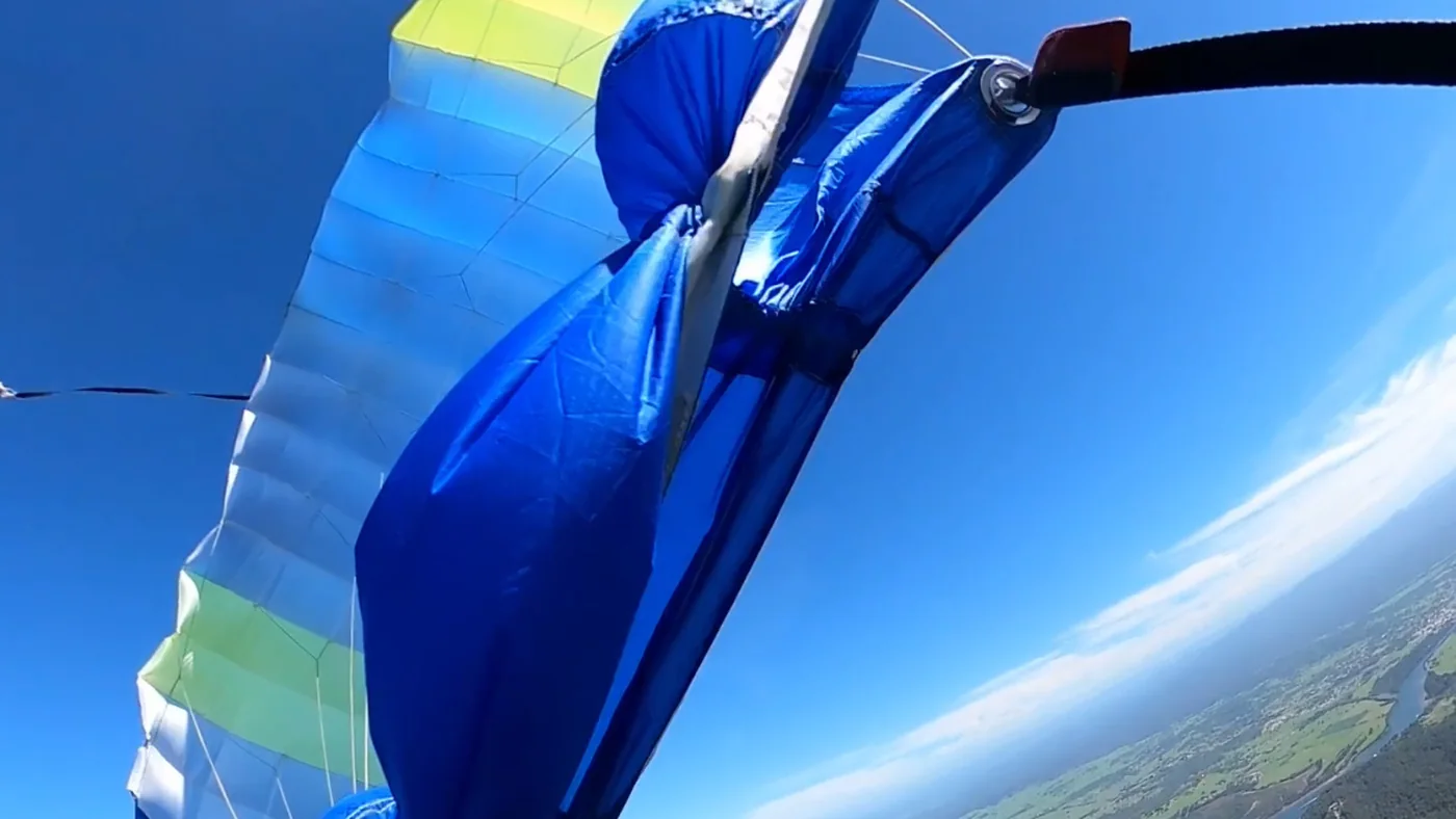 Blick aus der Schirmphase beim Skydiving über der Küste