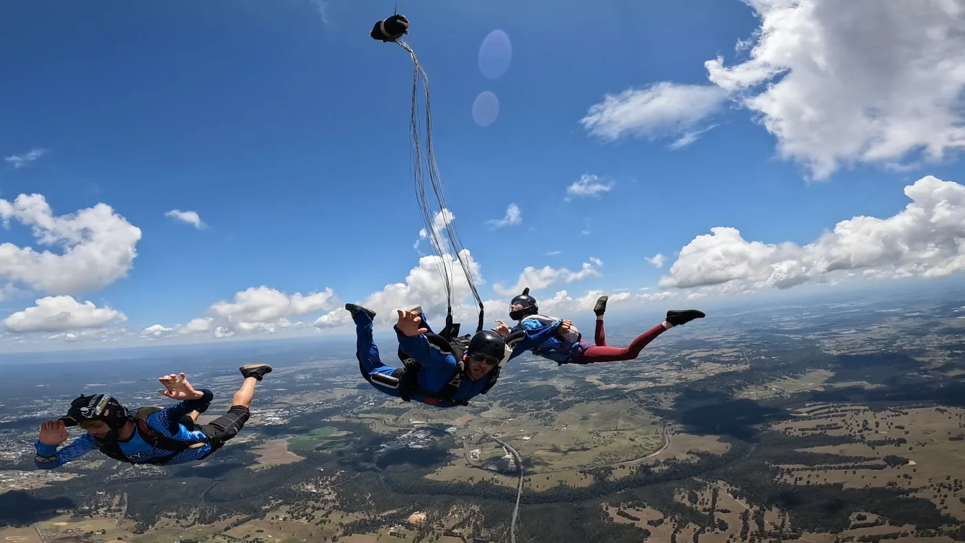 Skydiver in der Luft während der Schirmöffnung