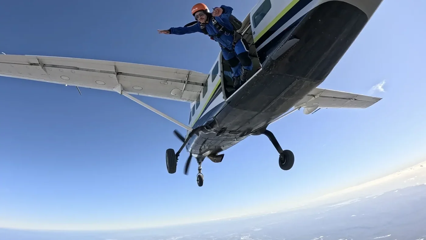 Per Starke beim Exit aus dem Flugzeug