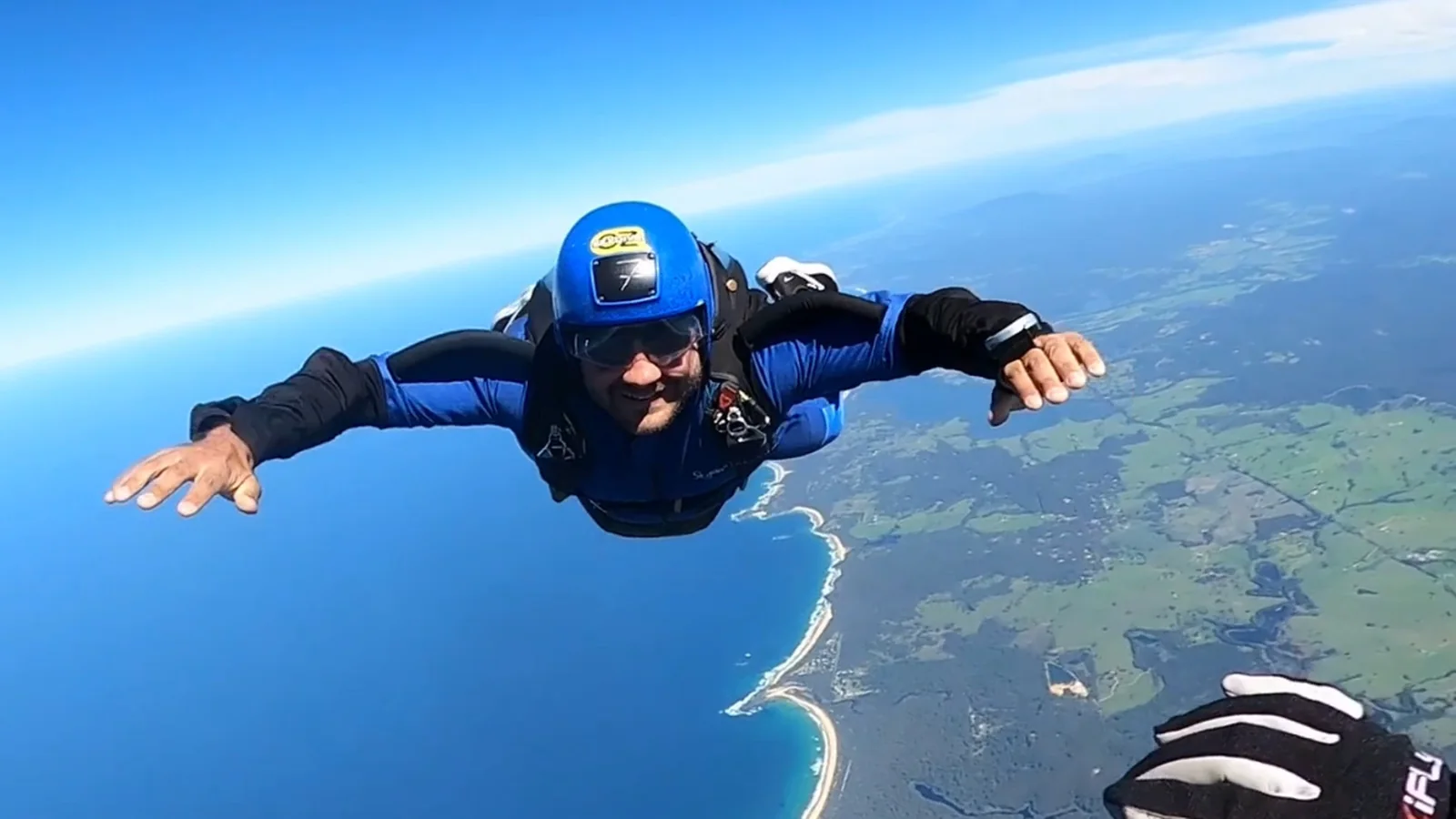 Per Starke beim Solo-Skydiving über der Küste