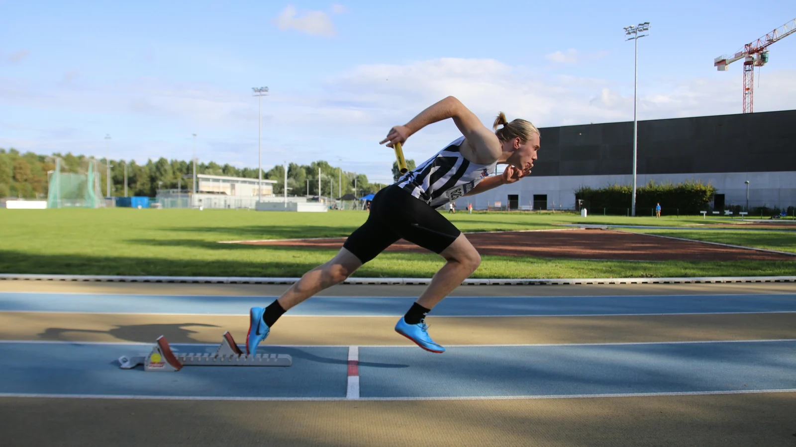 Sprinter im Startblock kurz vor dem Start, Explosivität, die auf Technik aufbaut