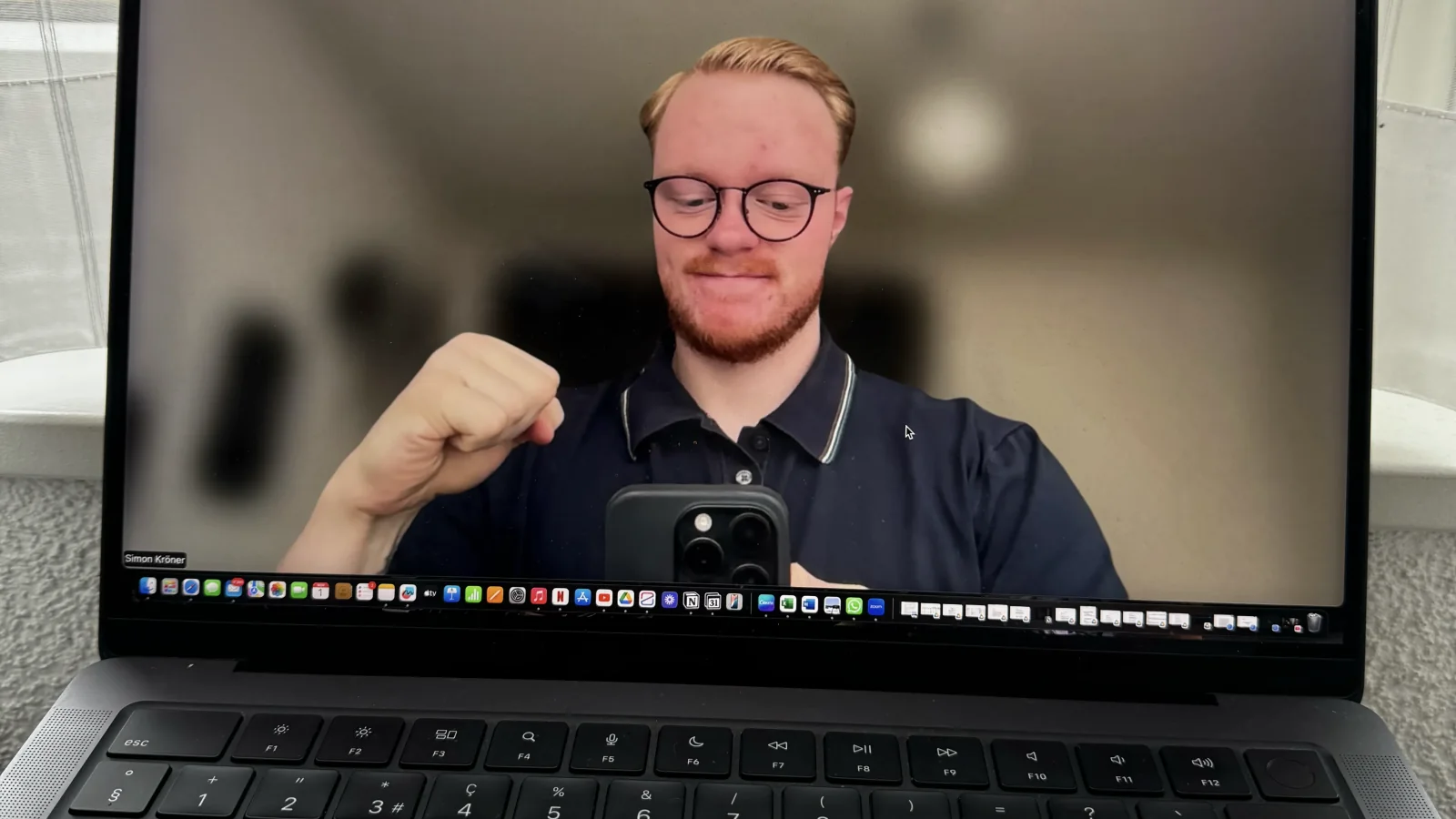 Simon Kröner in einem digitalen Projektgespräch auf einem Laptop