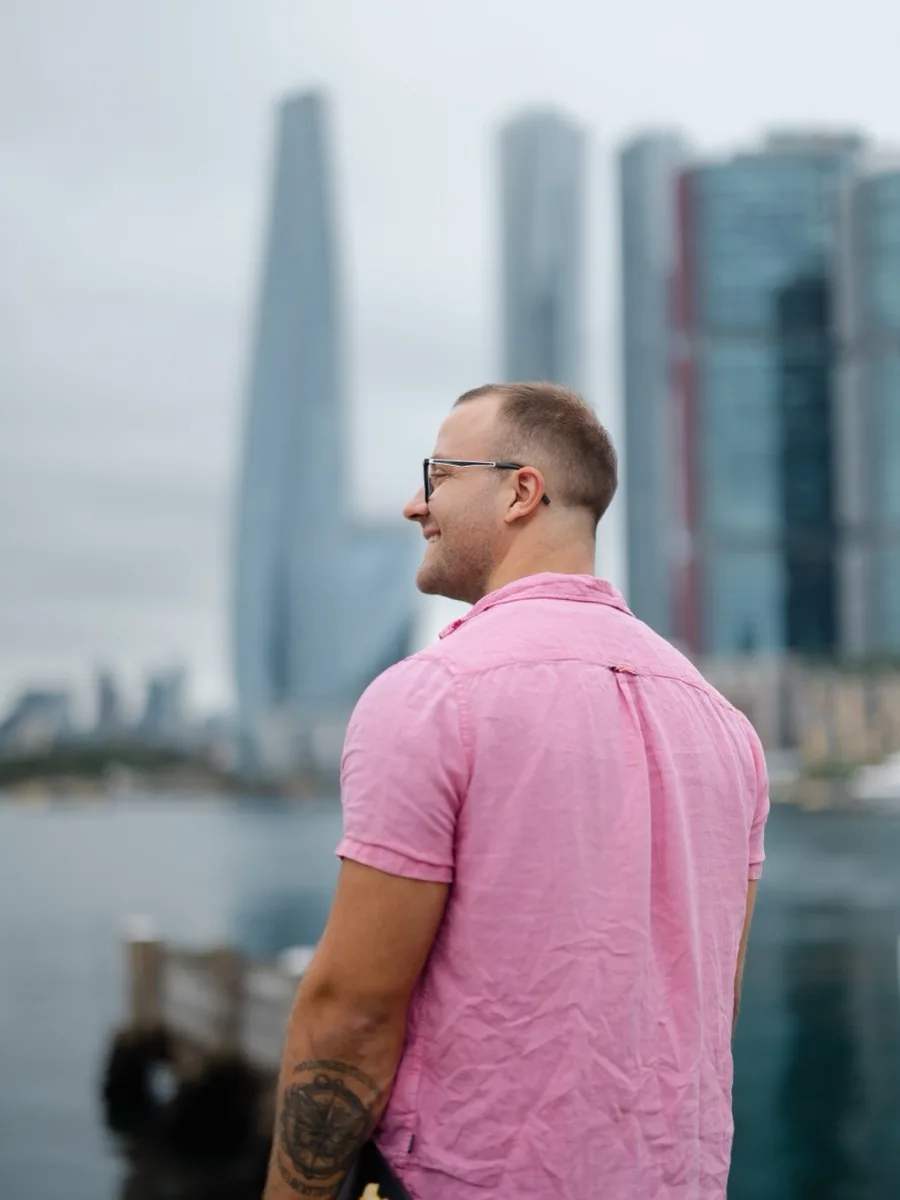 Per Starke vor der Skyline in Sydney