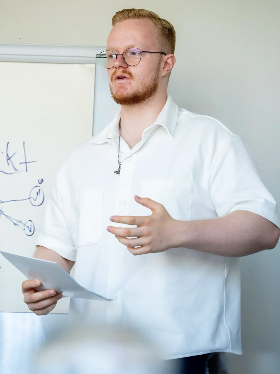 Simon Kröner während einer Präsentation