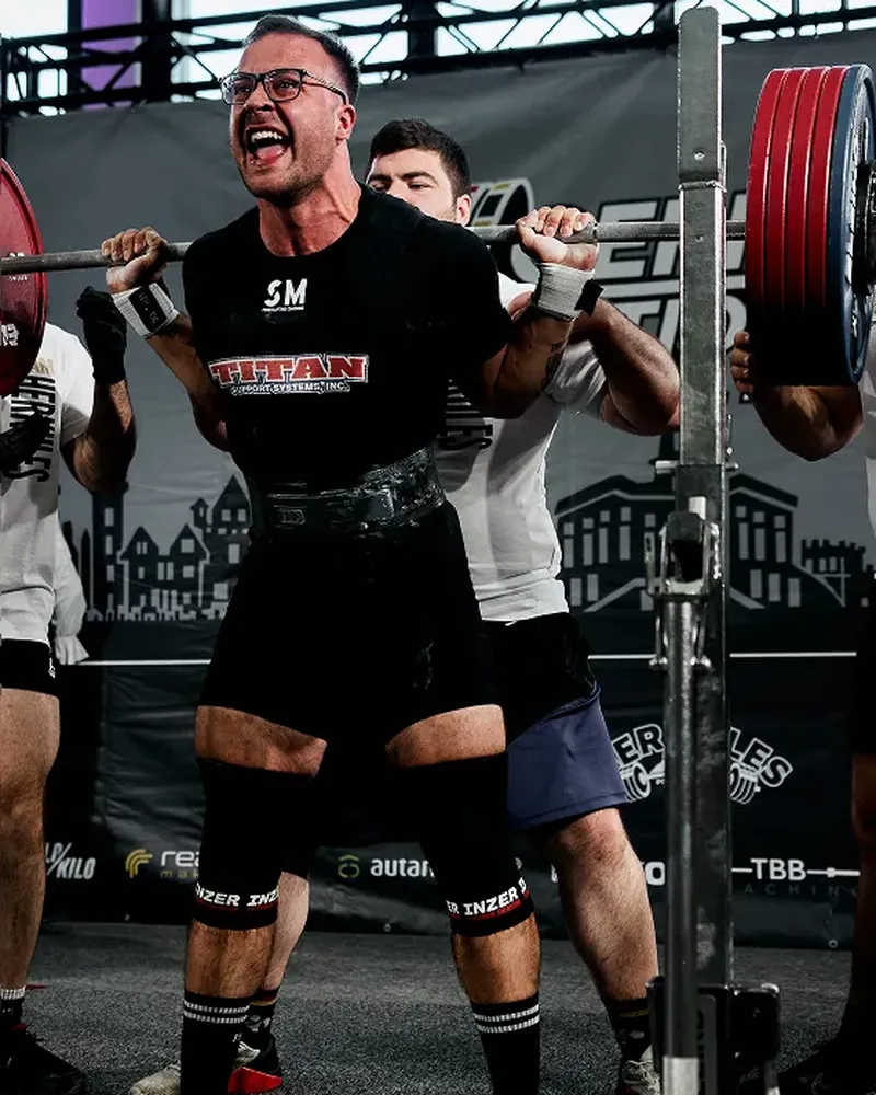 Per Starke im Powerlifting-Wettkampf unter der Langhantel