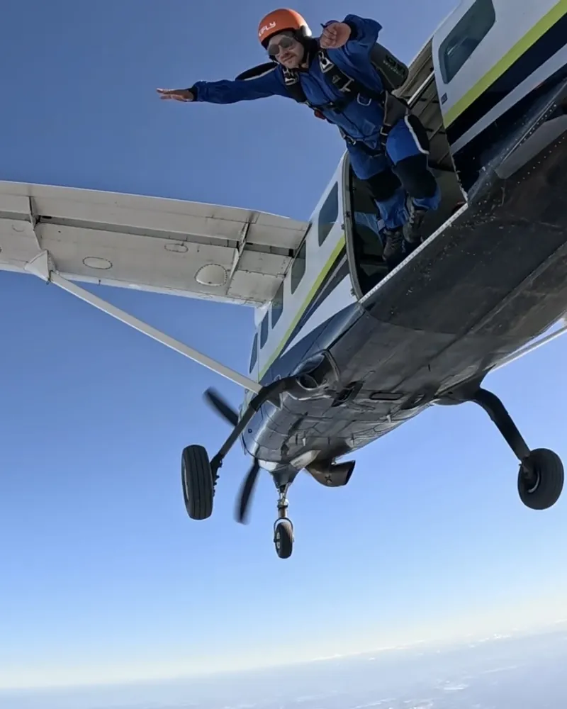 Per Starke springt beim Solo-Skydiving aus dem Flugzeug