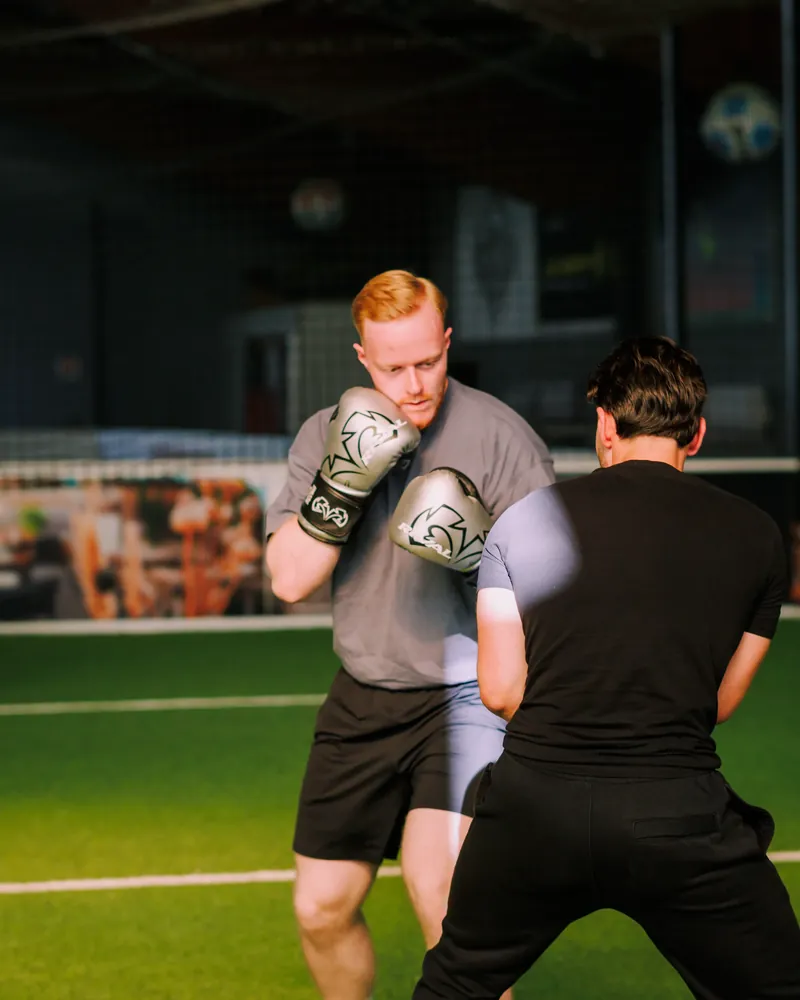 Simon Kröner beim Boxtraining in der Halle