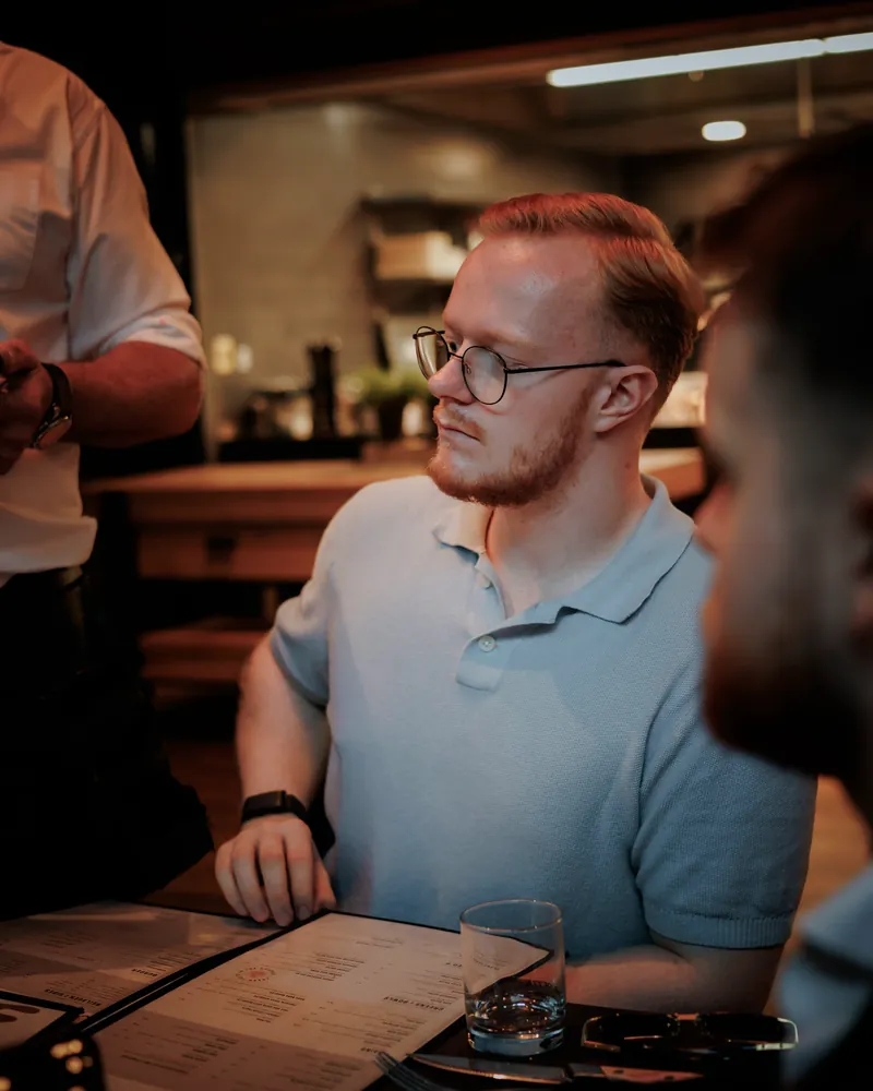 Simon Kröner konzentriert im Gespräch am Tisch